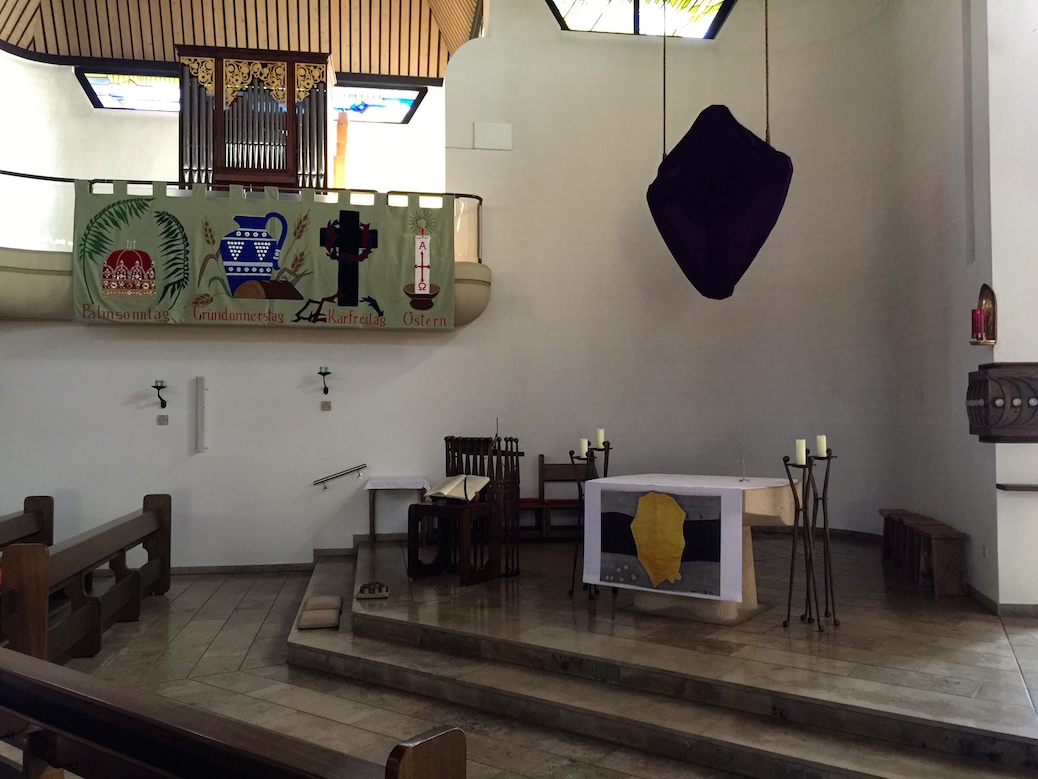 Altarraum mit Orgel